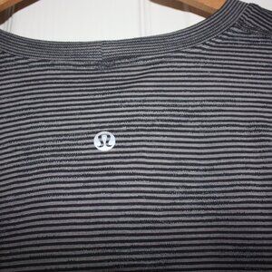 Lululemon Women's size 10/12 long sleeve black and grey t-shirt